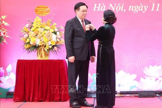 Trao Huy hiệu 40 năm tuổi Đảng tặng Chủ tịch Quốc hội Vương Đình Huệ